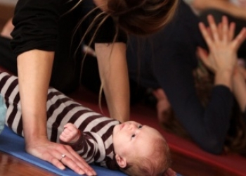 Cours de yoga post natal avec bébé